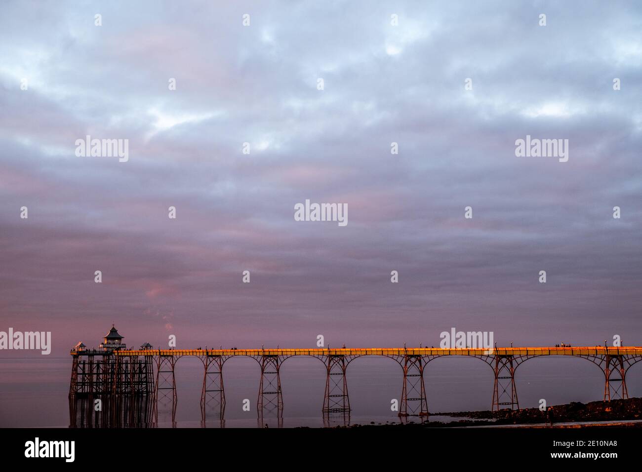 Clevedon Pier, Bristol Channel bei Sonnenuntergang Stockfoto