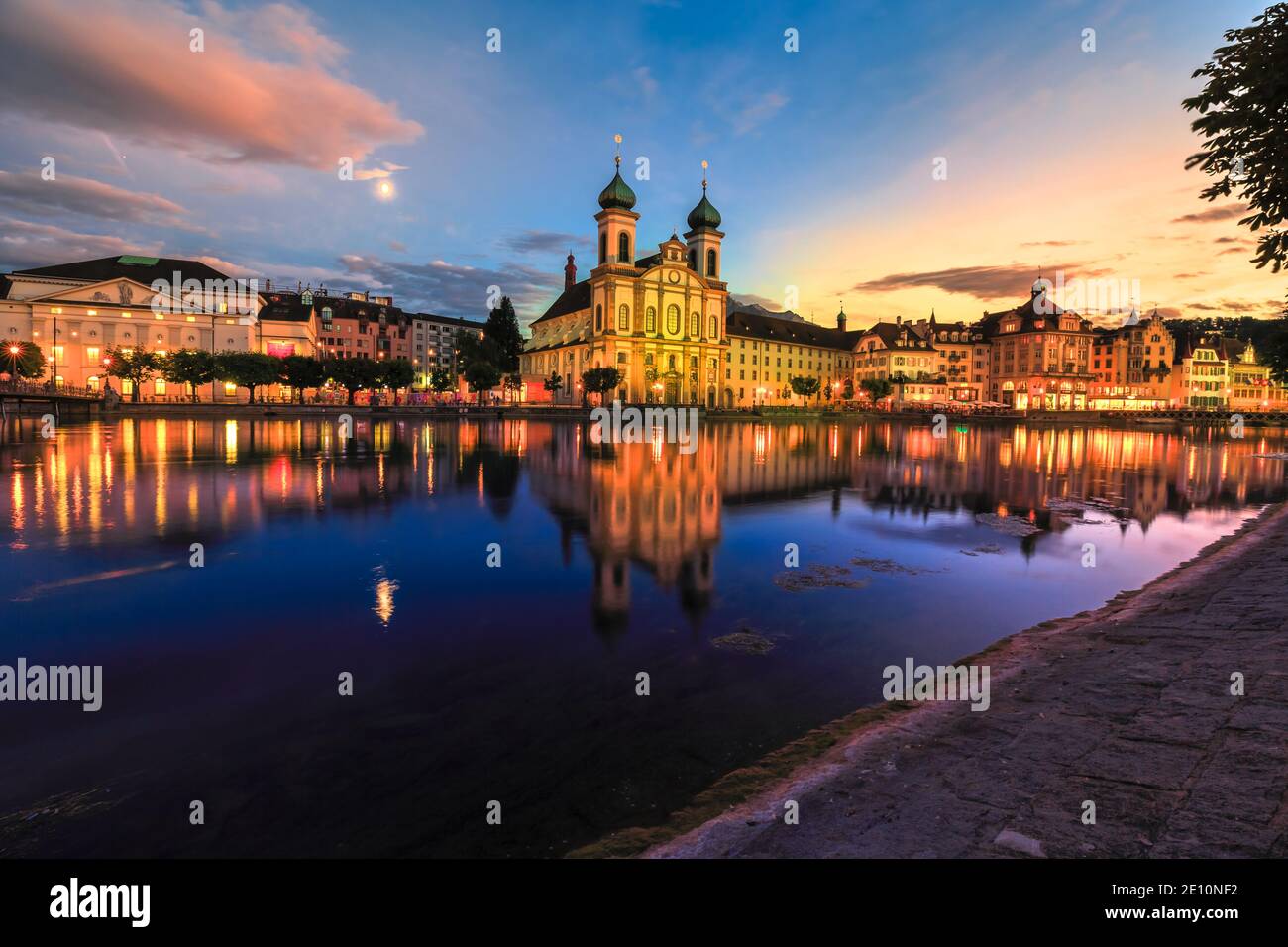 Herrlicher Sonnenuntergang mit bunten Wolken in der Innenstadt von Luzern in der Zentralschweiz. Jesuitenkirche oder Jesuitenkirche St. Franz Xaver Stockfoto