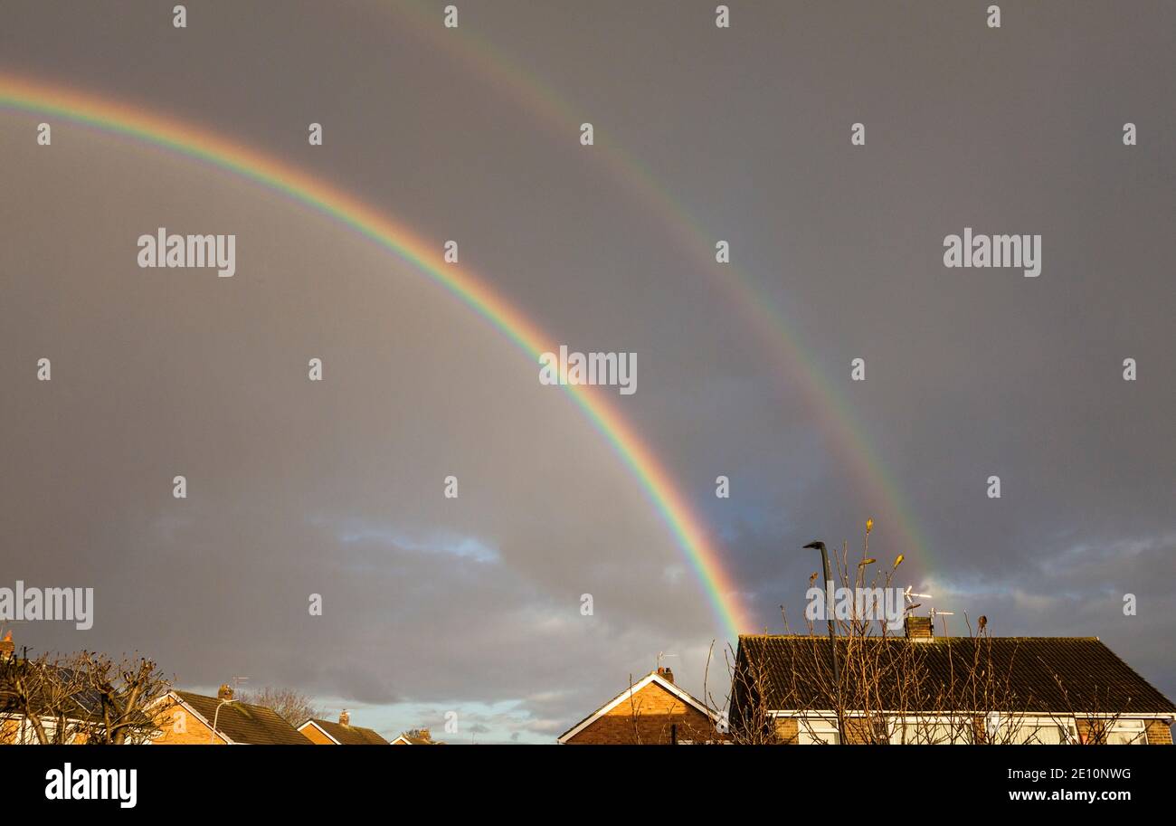 Stockton on Tees, Großbritannien. Januar 2021. Wetter. Ein doppelter Regenbogen am Himmel, wenn das Wetter zwischen Duschen und Sonnenschein wechselt. David Dixon / Alamy Stockfoto