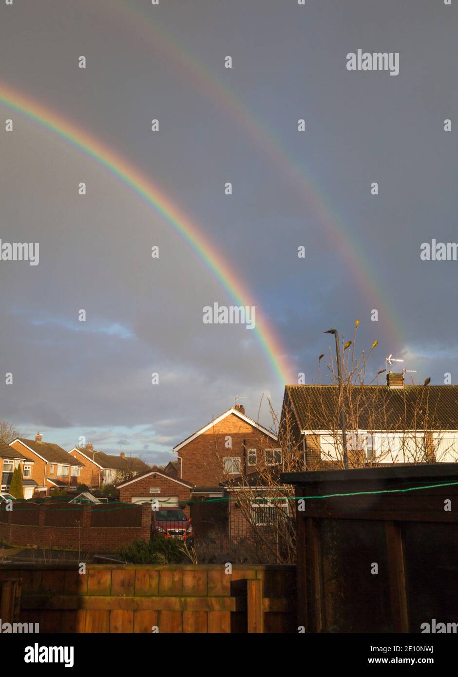 Stockton on Tees, Großbritannien. Januar 2021. Wetter. Ein doppelter Regenbogen am Himmel, wenn das Wetter zwischen Duschen und Sonnenschein wechselt. David Dixon / Alamy Stockfoto