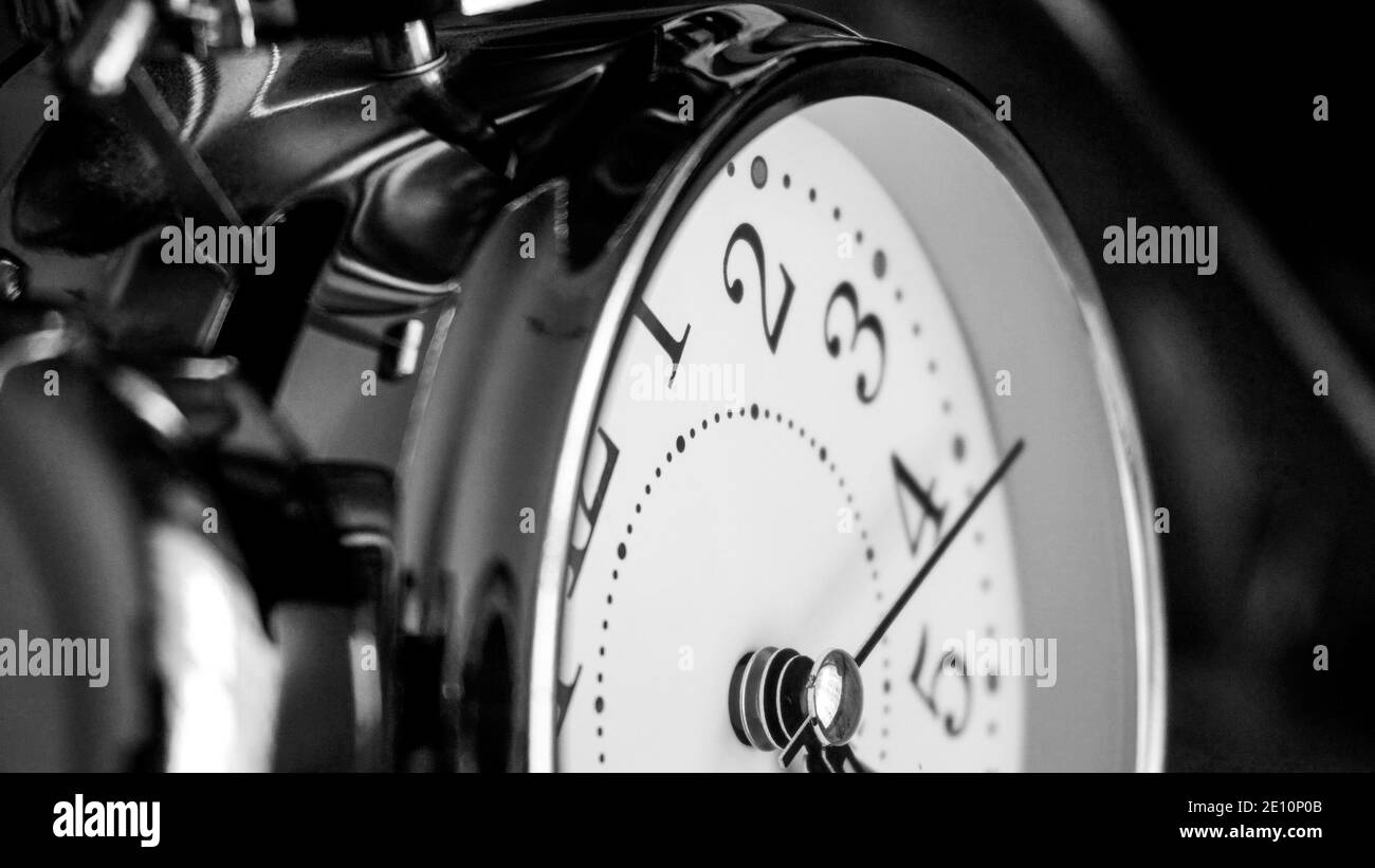 Schwarz weiß große metallische Uhr Nahaufnahme. Zeit oder Zeigezeitkonzept. Klassischer mechanischer Retro-Wecker mit Klingelton. Zeit vergeht oder aufwachen Stockfoto