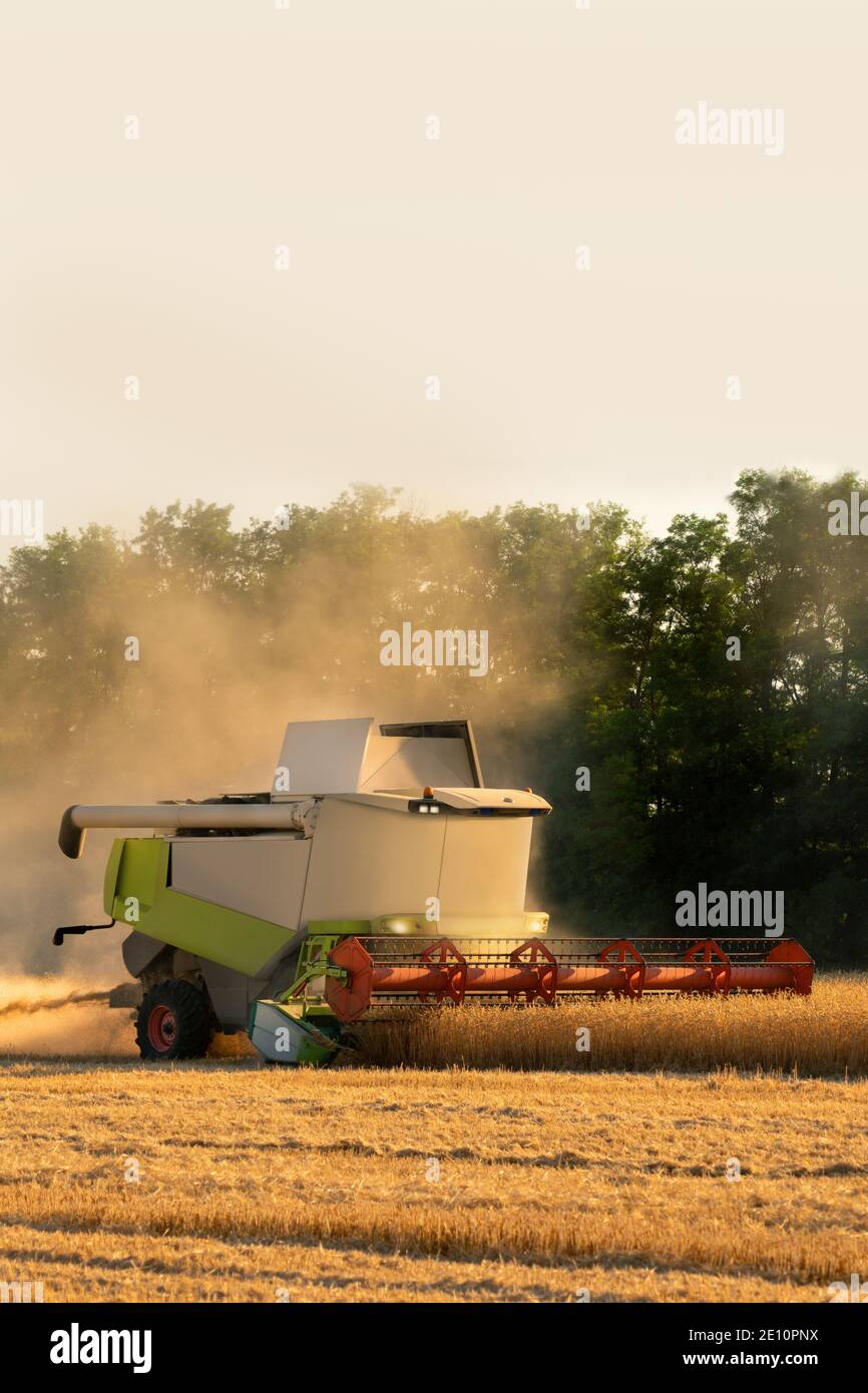 Autonomer Harvester auf dem Feld. Smart Farming-Konzept Stockfoto