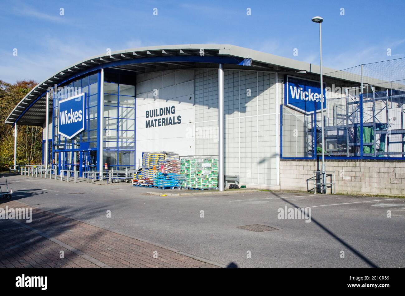 Basingstoke, Großbritannien - 6. November 2020: Außenansicht einer großen Niederlassung von Wickes Baubedarf Einzelhändler in einem außerhalb der Stadt Einkaufsviertel von Basingstoke, Ha Stockfoto