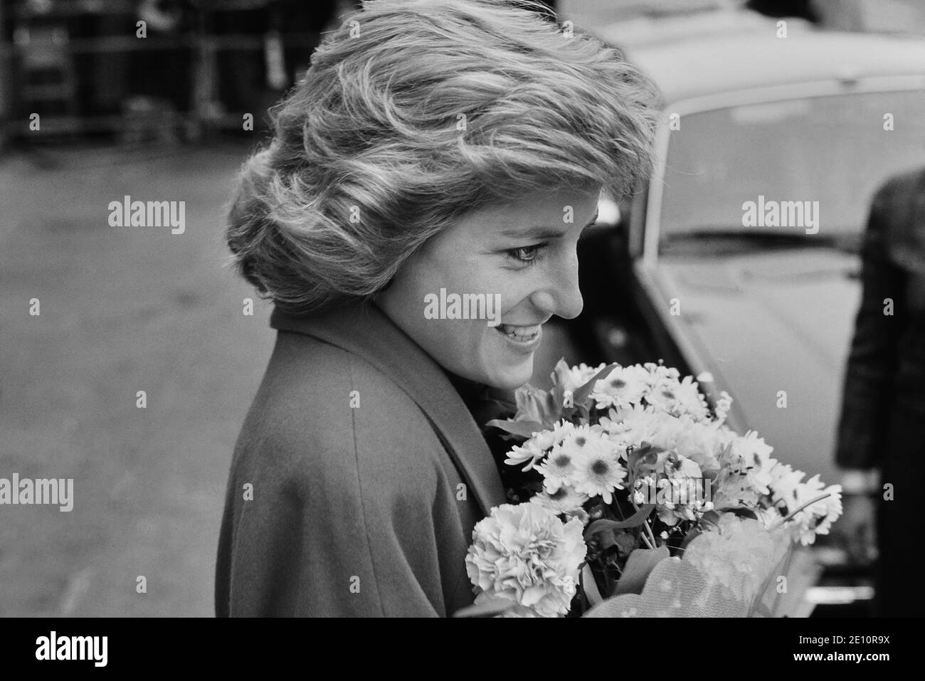 Eine lächelnde Diana, Prinzessin von Wales, erhält einen Blumenstrauß während eines Besuchs im Relate Marriage Guidance Centre in Barnett, Nord-London, 29. November 1988 Stockfoto