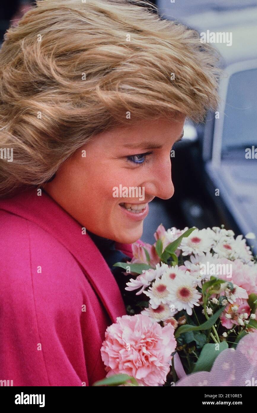 Eine lächelnde Diana, Prinzessin von Wales, erhält einen Blumenstrauß während eines Besuchs im Relate Marriage Guidance Centre in Barnett, Nord-London, 29. November 1988 Stockfoto