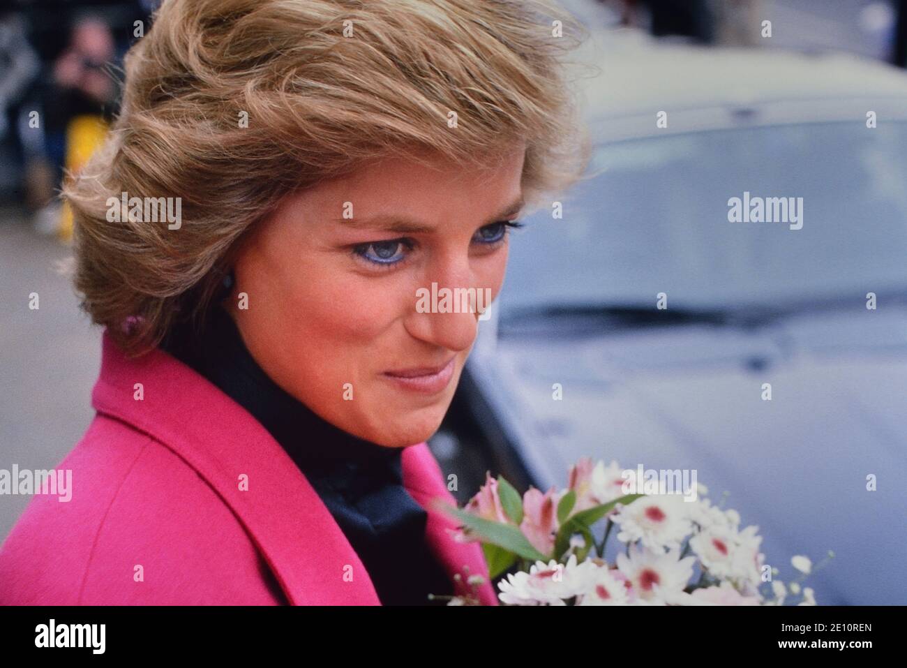 Eine lächelnde Diana, Prinzessin von Wales, erhält einen Blumenstrauß während eines Besuchs im Relate Marriage Guidance Centre in Barnett, Nord-London, 29. November 1988 Stockfoto