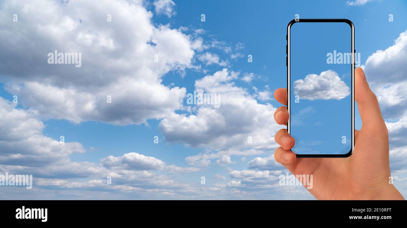 Hände mit Smartphone auf einem Hintergrund des blauen Himmels. Cloud-Service-Idee Stockfoto