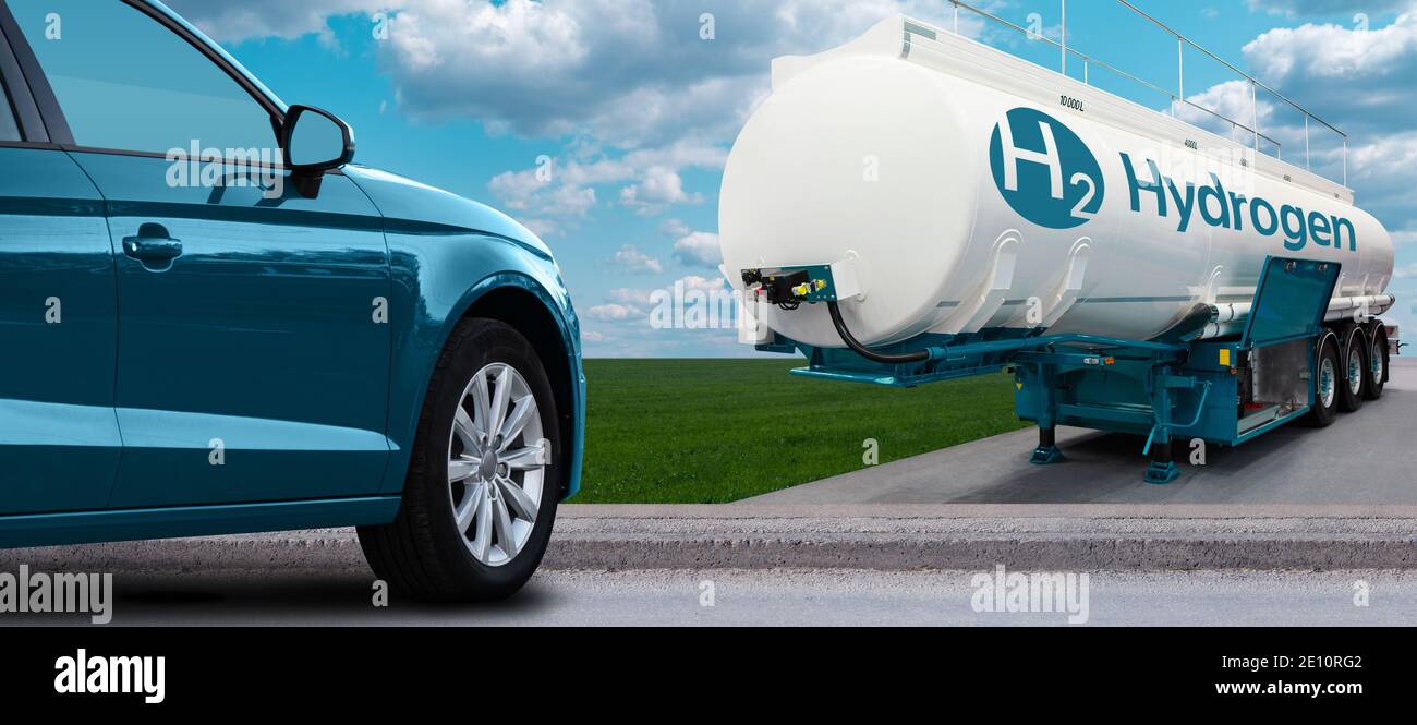 Blaues Auto auf Wasserstoff-Kraftstoff mit H2-Tankanhänger an Ein Hintergrund von grünem Feld und blauen Himmel Stockfoto