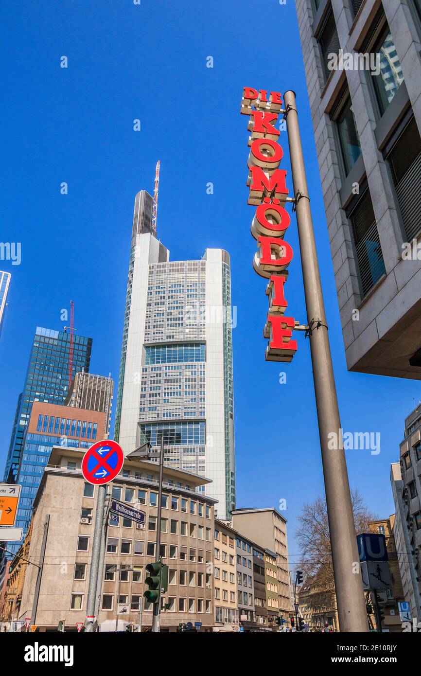 Hochhäuser in Frankfurt mit Straßen aus dem Finanz- und Geschäftsviertel. Straßenschilder und Gebäude in Sonnenschein und blauem Himmel. Roter Letteri Stockfoto