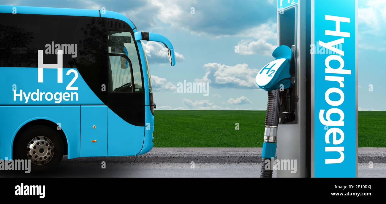 Touristenbus auf Wasserstoff-Kraftstoff mit H2-Tankstelle an Ein Hintergrund von grünem Feld und blauen Himmel Stockfoto