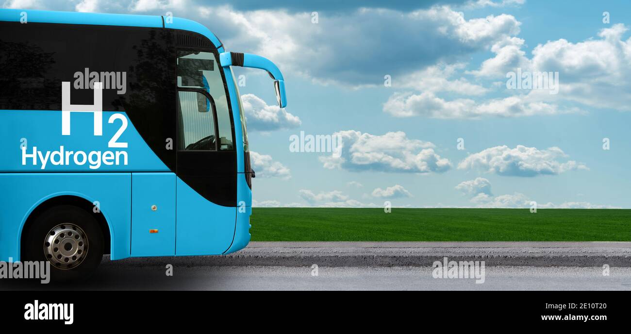 Touristenbus auf Wasserstoff-Kraftstoff mit grünen Feld und blau Himmel Hintergrund Stockfoto