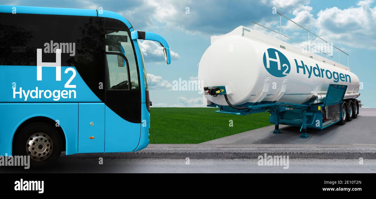 Touristenbus auf Wasserstoff-Kraftstoff mit H2-Tankanhänger an Ein Hintergrund von grünem Feld und blauen Himmel Stockfoto