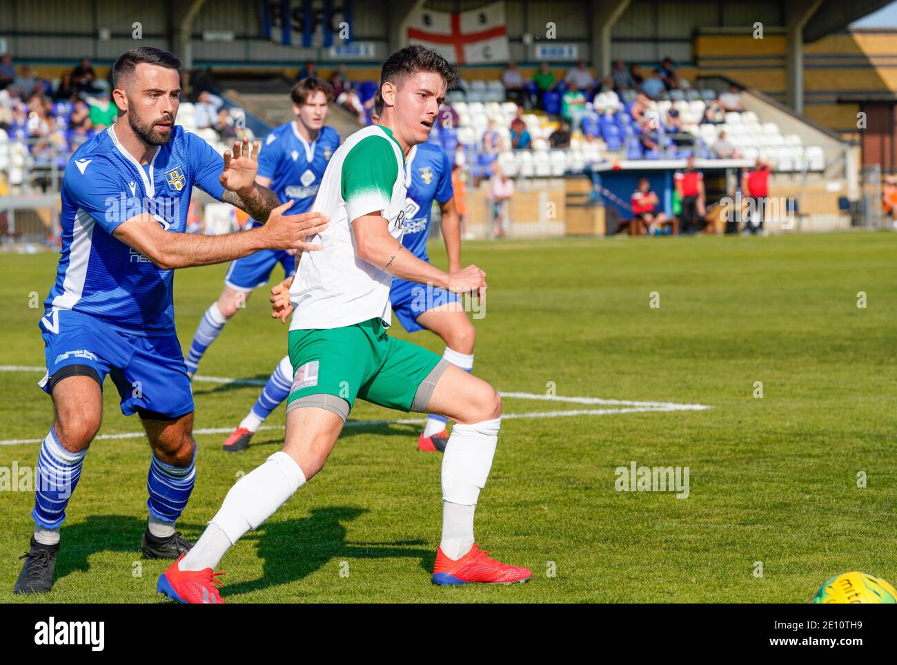 Zwei Spieler treten mit Bognor Regis Town FC gegen Bishop Stortford FC in Aktion aus der Isthmian League (Süd) Football. September 2020 Stockfoto