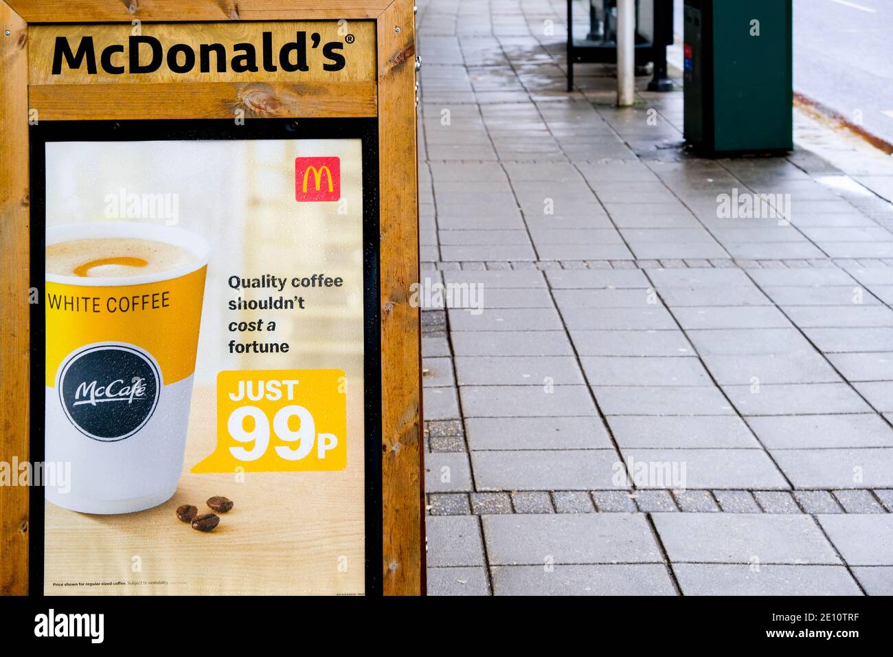 Epsom, London Großbritannien, Januar 03 2021, McDonalds Takeaway Kaffee Schild auf dem Bürgersteig oder Bürgersteig mit Keine Menschen Stockfoto