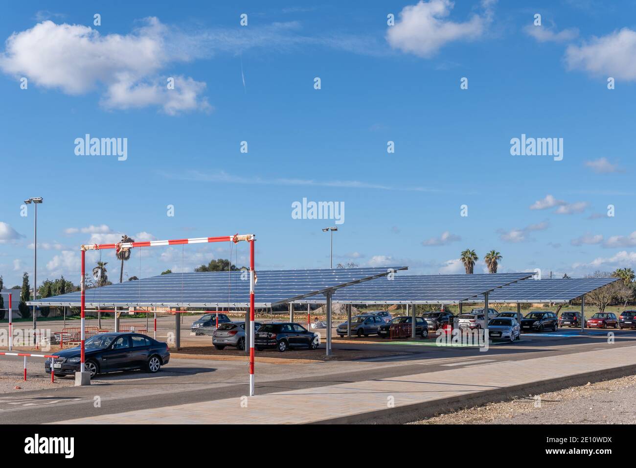 Campos, Spanien; januar 03 2020: Parkplatz des Sportkomplexes in der Stadt Campos, mit Sonnenkollektoren, die ökologischen Strom erzeugen Stockfoto