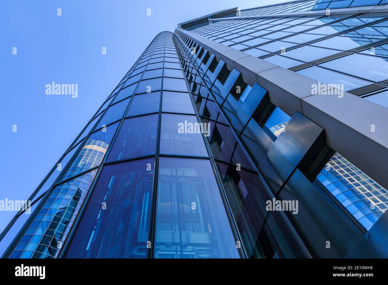 Glasfassade eines Hochhauses in Frankfurt. Blick entlang eines Wolkenkratzers mit Reflexionen in den Fenstern. Haus des Finanz- und Geschäftsviertels w Stockfoto
