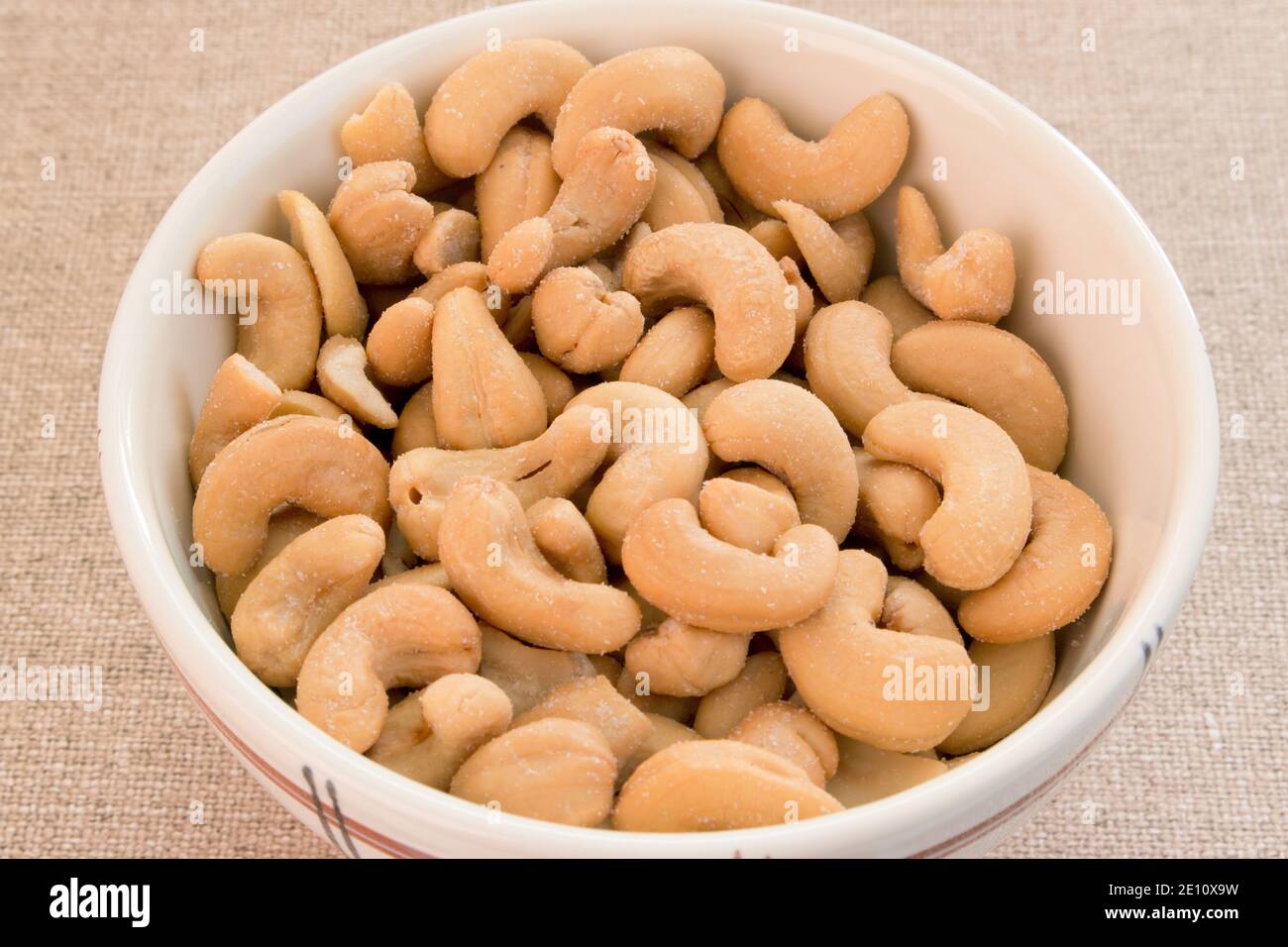 Cashew Nüssen in eine Schüssel geben. Stockfoto