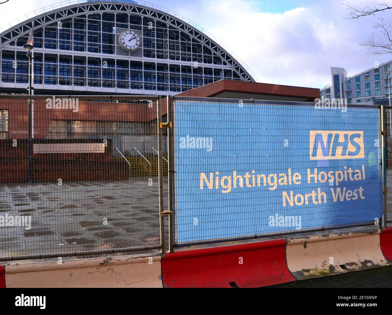 Das Äußere des NHS Nightingale Hospital North West, eines temporären Krankenhauses im Manchester Central Complex, vor dem Hintergrund des aktuellen weltweiten Ausbruchs des neuartigen Coronavirus Covid 19-Infektion. Dies ist eines von mehreren Nightingale-Krankenhäusern im Vereinigten Königreich, und es wurde in den Medien darüber diskutiert, ob sie bisher ein gutes Preis-Leistungs-Verhältnis hatten, angesichts der geringen Anzahl von Patienten, die sie insgesamt behandelt haben. Stockfoto