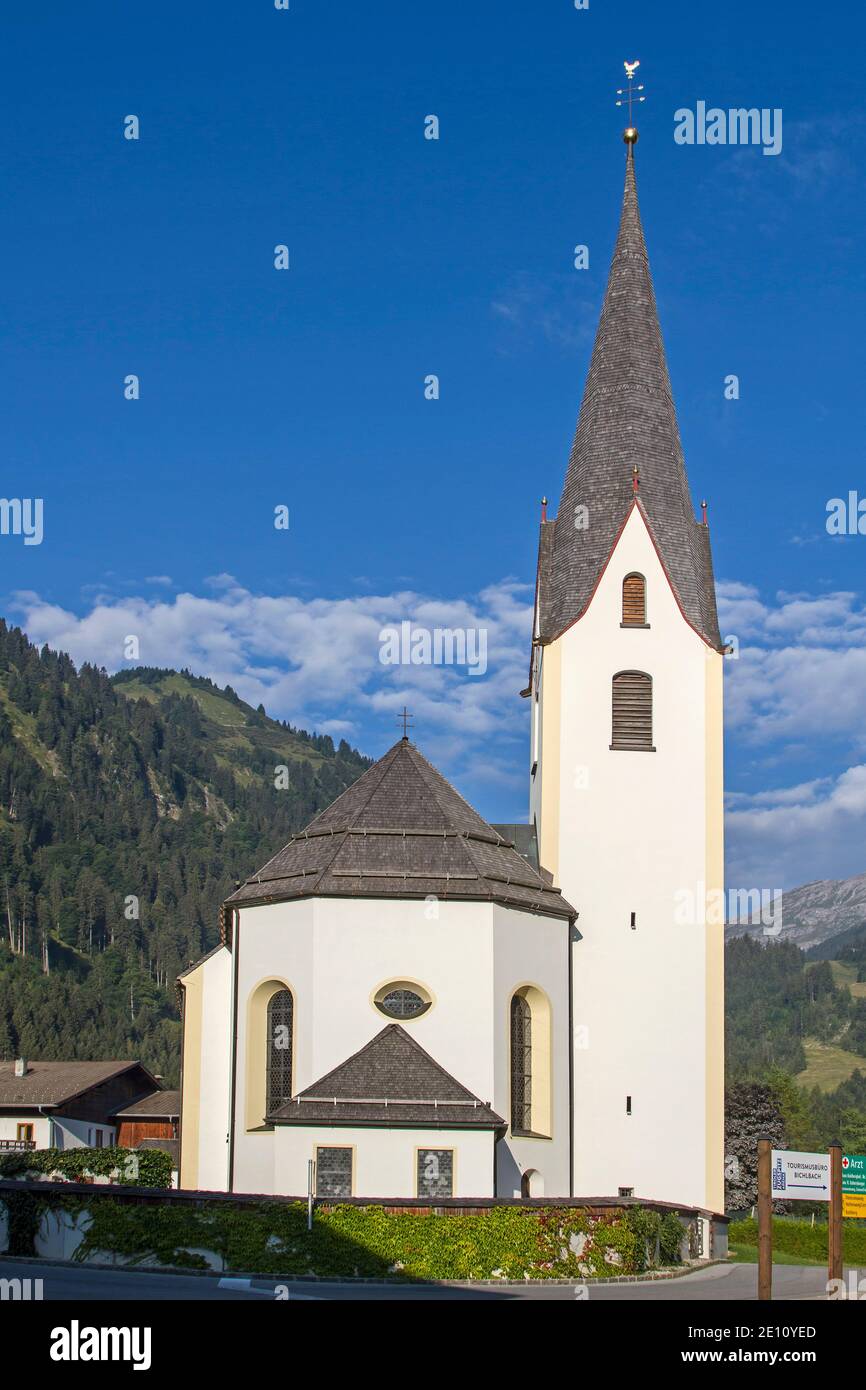 Die Pfarrkirche Von Bichlbach Ist Dem Hl.Laurentius Geweiht Und Wurde Im Barockstil Erbaut Stockfoto