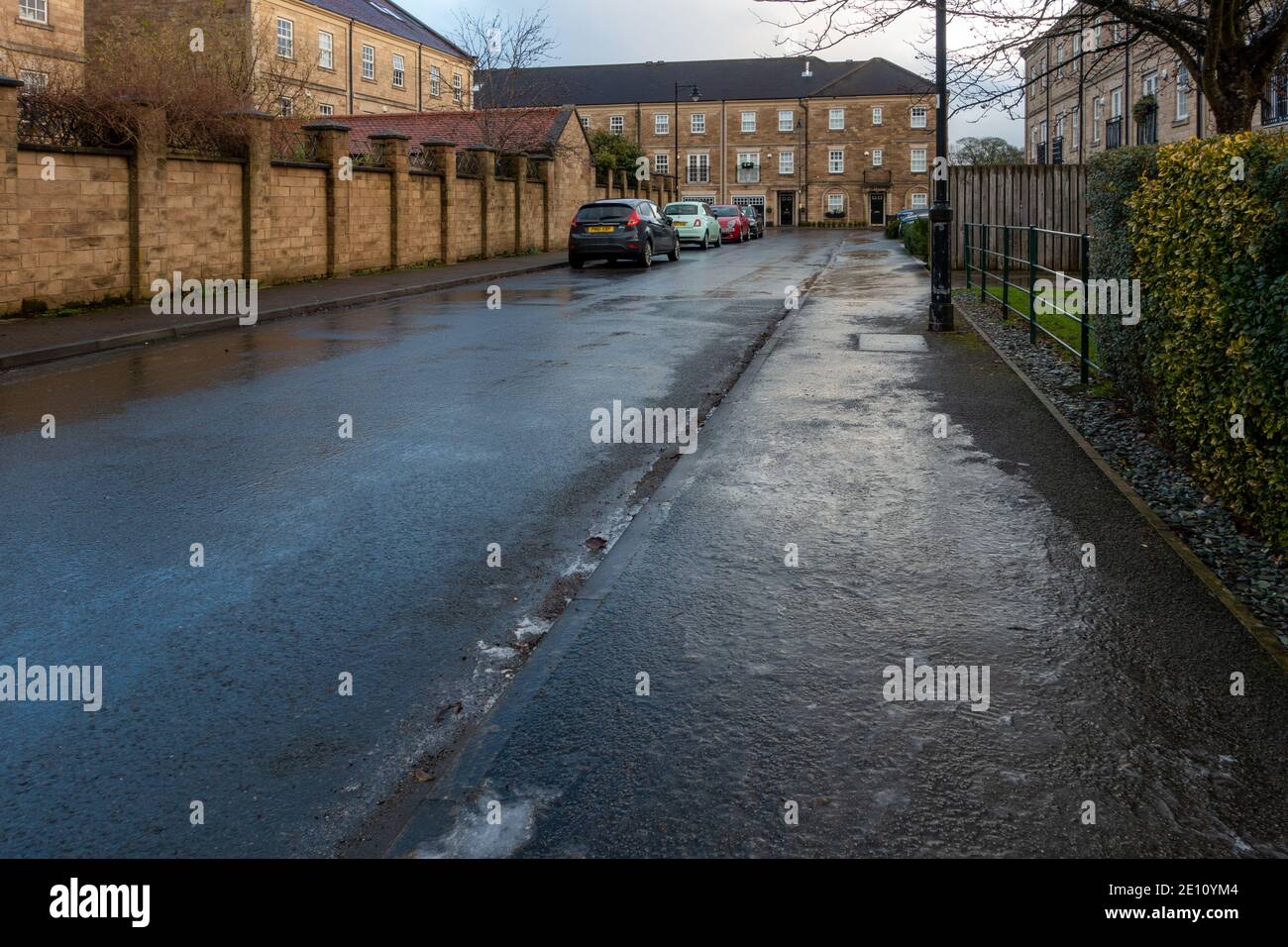 Wetter in Großbritannien: 3. Januar 2021 - Schwarzes Eis über Straßen und Wege machte heute Morgen schwierige Bedingungen für das Fahren und Gehen. Rebecca Cole (c) Alamy News Stockfoto