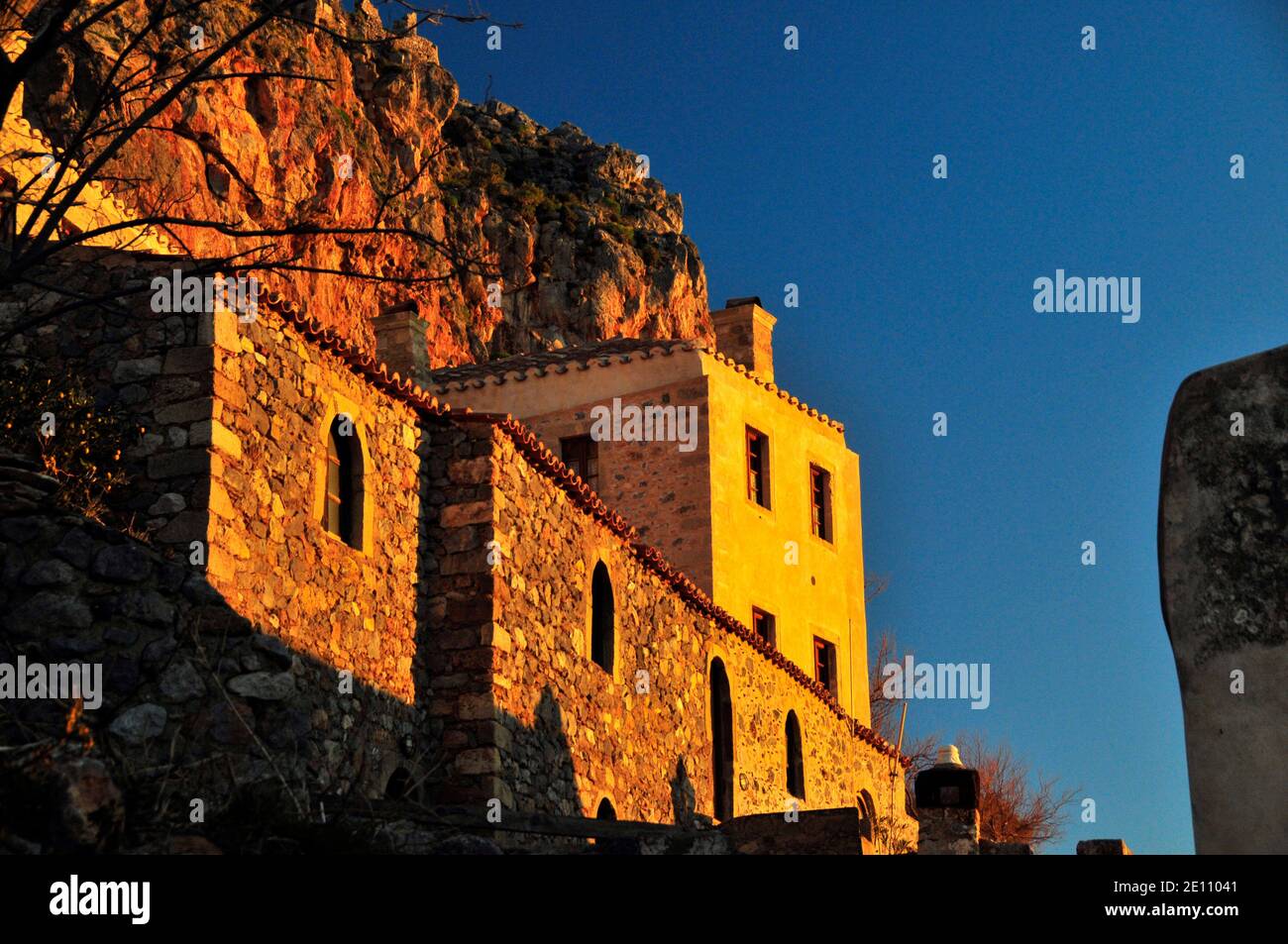 Aspekt der alten Zitadellenstadt von Monemvassia, Griechenland, an der Morgendämmerung Stockfoto