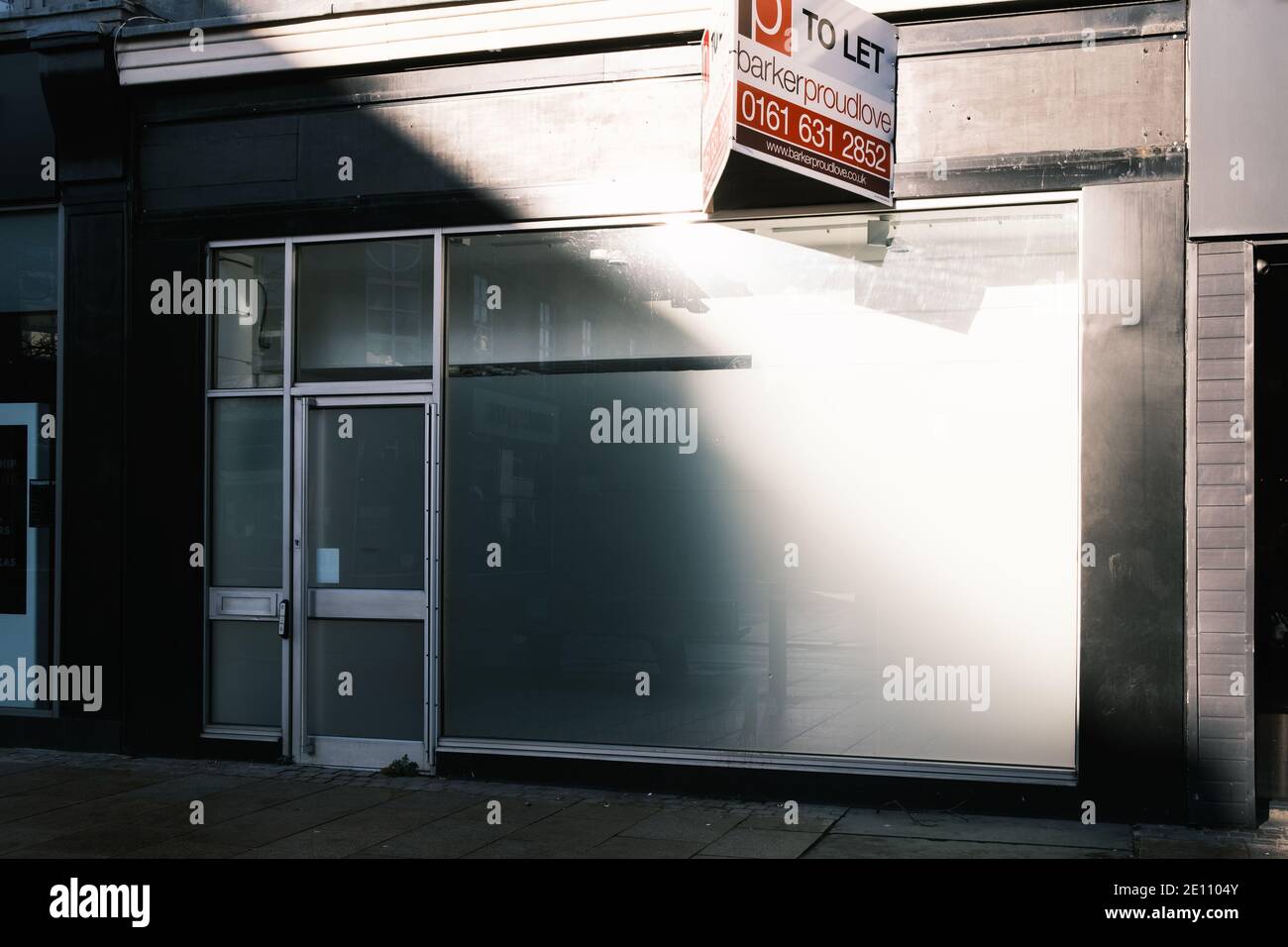 Einzelhandelsgeschäfte, die auf der High Street rund um das Stadtzentrum in Preston, Lancashire, Großbritannien geschlossen haben. Stockfoto