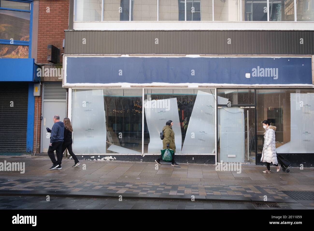 Einzelhandelsgeschäfte, die auf der High Street rund um das Stadtzentrum in Preston, Lancashire, Großbritannien geschlossen haben. Stockfoto