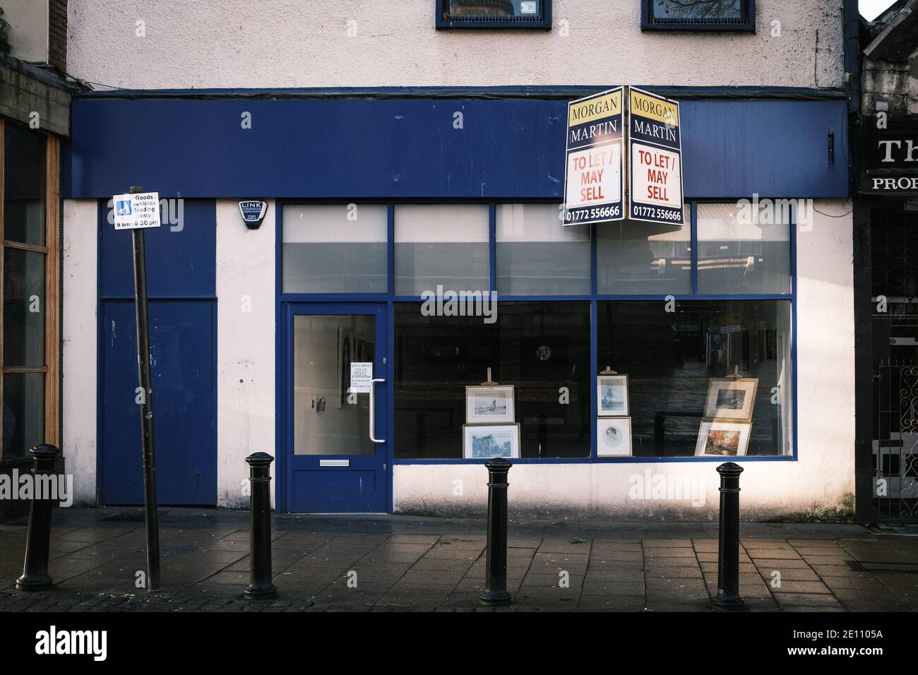 Einzelhandelsgeschäfte, die auf der High Street rund um das Stadtzentrum in Preston, Lancashire, Großbritannien geschlossen haben. Stockfoto