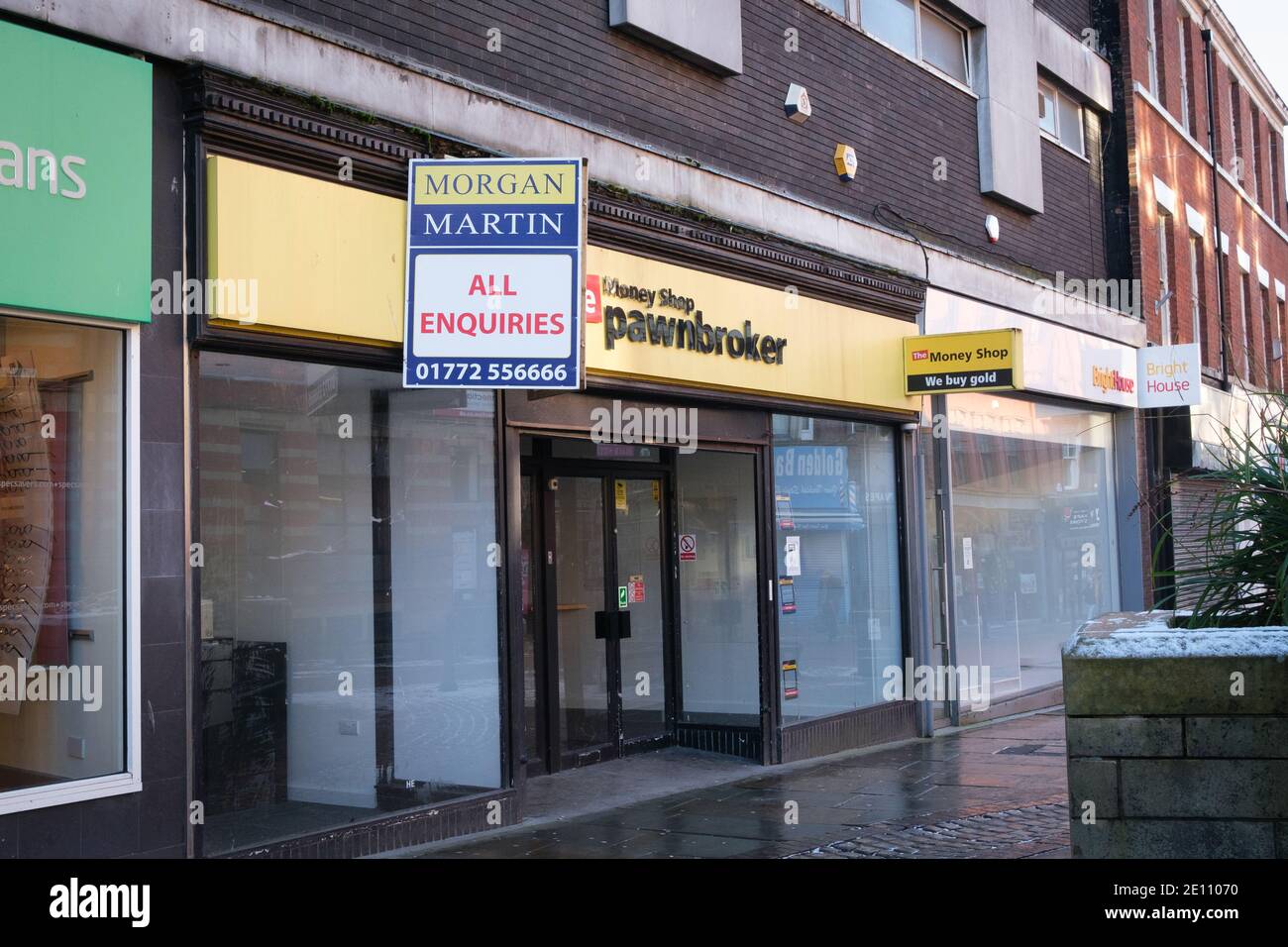 Einzelhandelsgeschäfte, die auf der High Street rund um das Stadtzentrum in Preston, Lancashire, Großbritannien geschlossen haben. Stockfoto