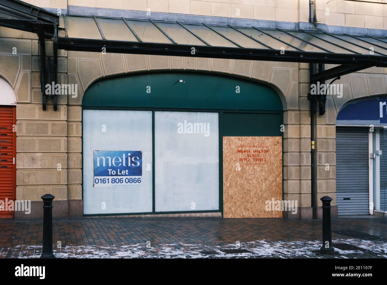 Einzelhandelsgeschäfte, die auf der High Street rund um das Stadtzentrum in Preston, Lancashire, Großbritannien geschlossen haben. Stockfoto