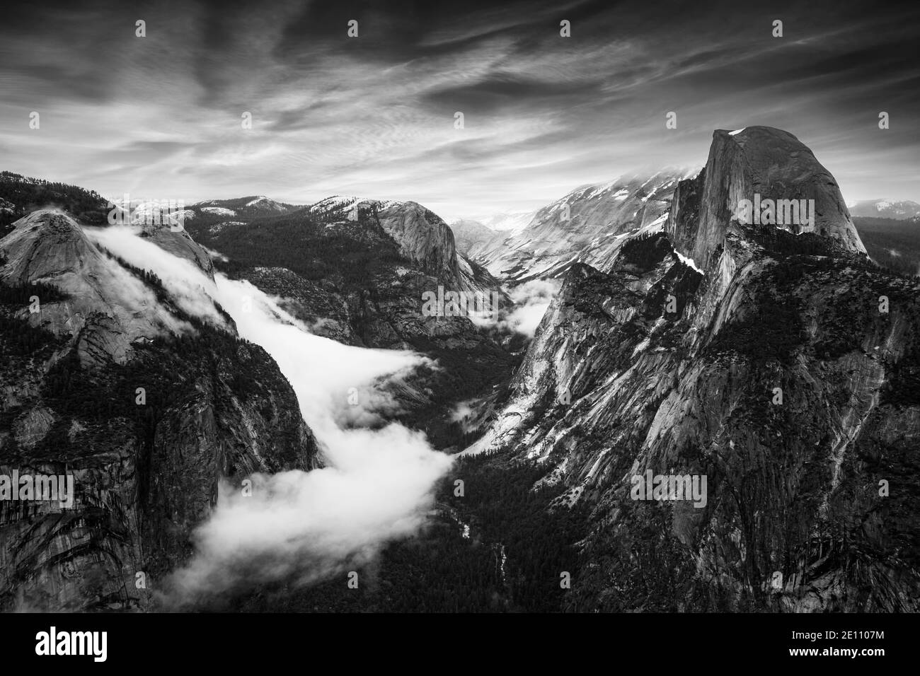 Yosemite Valley Yosemite National Park Half Dome mit Wolken darunter Yosemite National Park California usa ab Glacier Point Stockfoto
