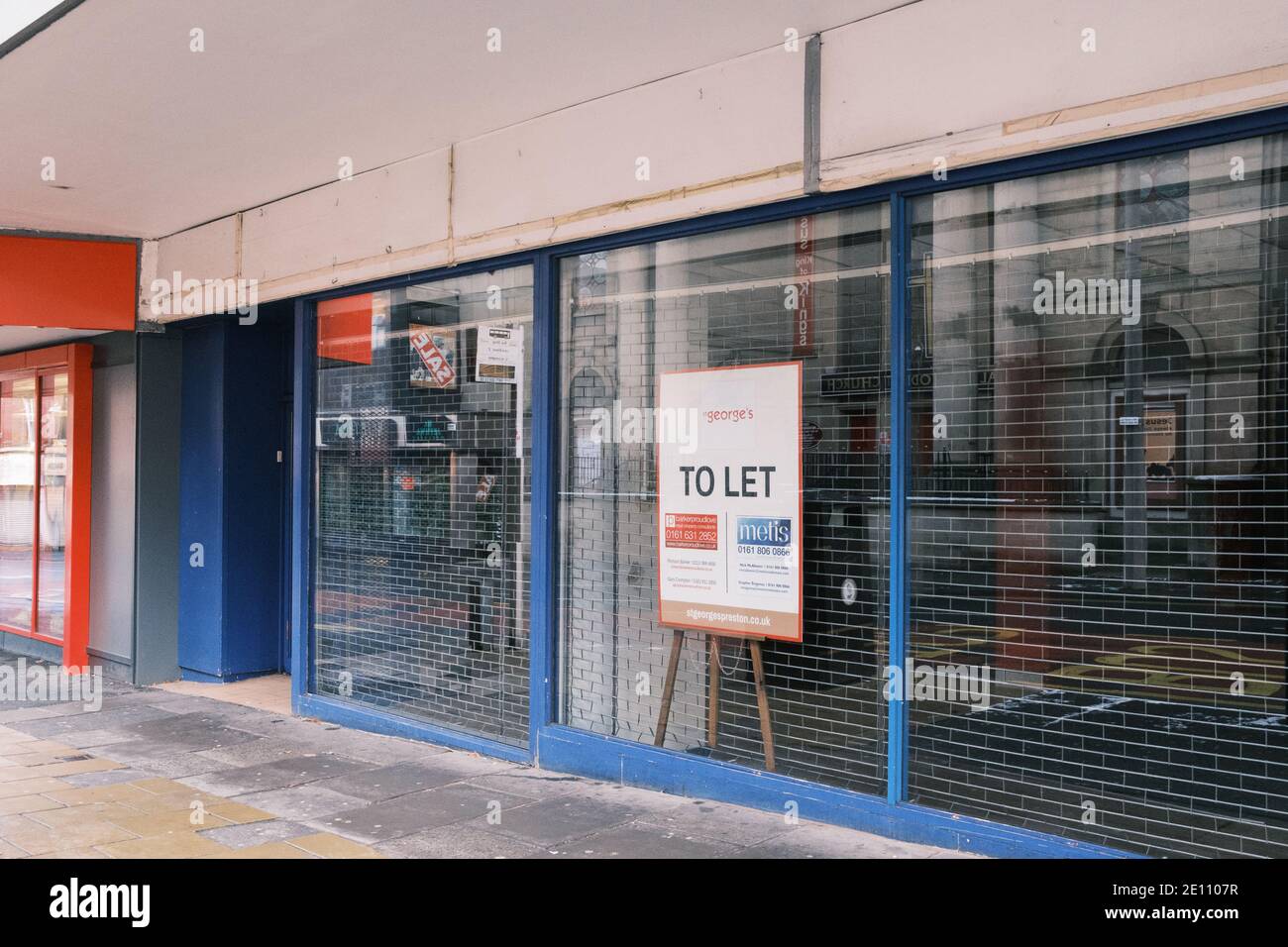 Einzelhandelsgeschäfte, die auf der High Street rund um das Stadtzentrum in Preston, Lancashire, Großbritannien geschlossen haben. Stockfoto