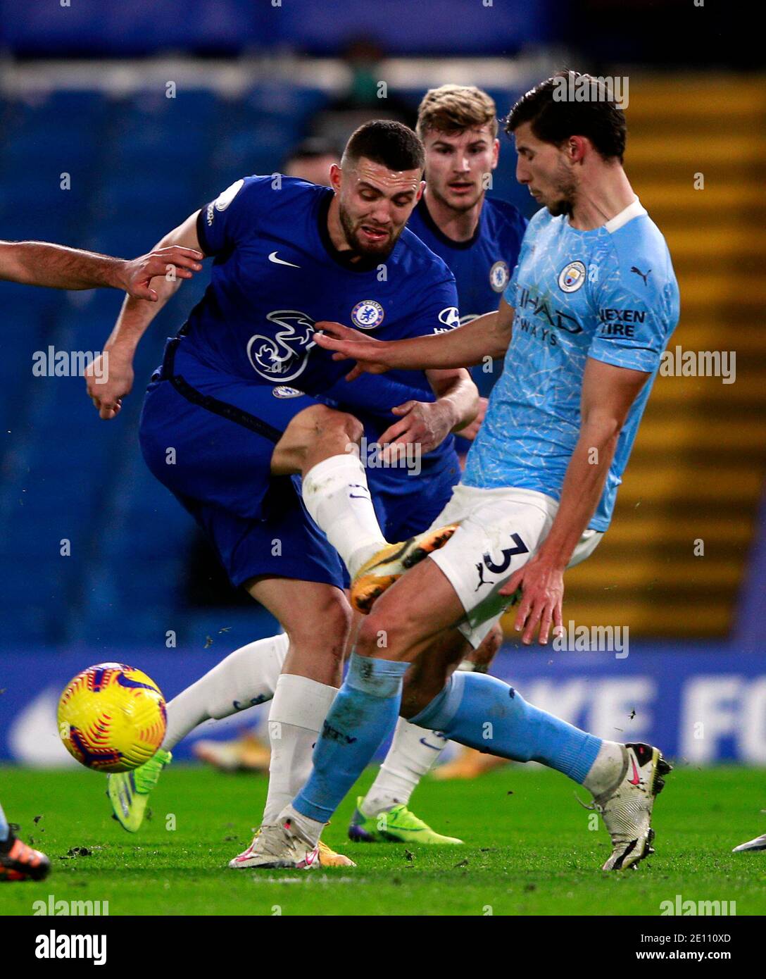 Chelseas Mateo Kovacic scheint den Ruben Dias von Manchester City zu fangen, als er versucht, ihn während des Spiels in der Premier League in Stamford Bridge, London, zu bekämpfen. Stockfoto