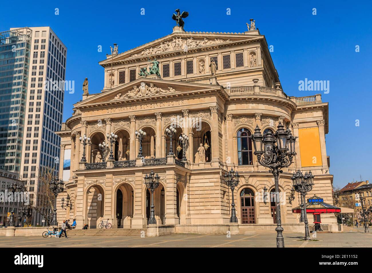Alte Frankfurter Oper im Stadtzentrum. Historisches Gebäude im Frühling bei Sonnenschein. Straßenbeleuchtung mit Platz vor dem Gebäude. Geschäftsaufbau Stockfoto