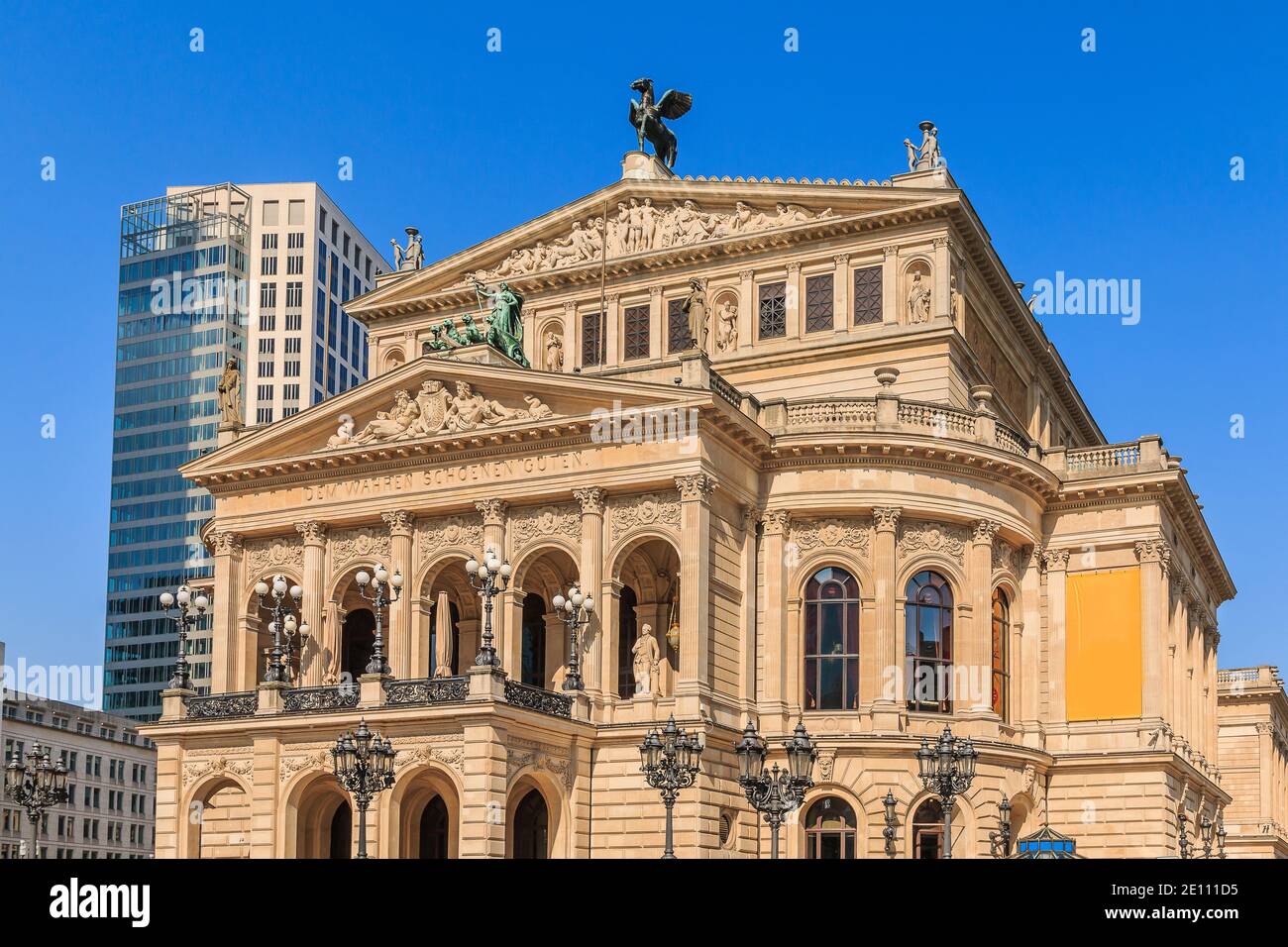 Historisches Gebäude des alten Opernhauses in Frankfurt im Frühling bei Sonnenschein. Öffentlicher Platz im Zentrum der Stadt mit Straßenlaternen vor dem Hotel Stockfoto