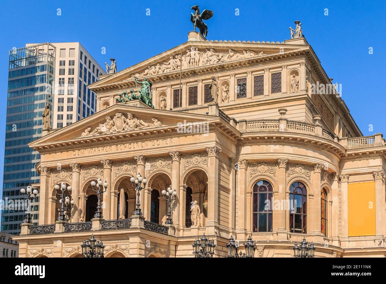 Historisches Gebäude des alten Opernhauses in Frankfurt im Frühling bei Sonnenschein. Öffentlicher Platz im Zentrum der Stadt mit Gewerbe und Büro Stockfoto