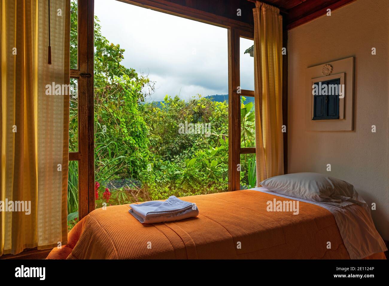 Hotelzimmer mit Blick auf den Nebelwald, Mindo, Ecuador. Stockfoto
