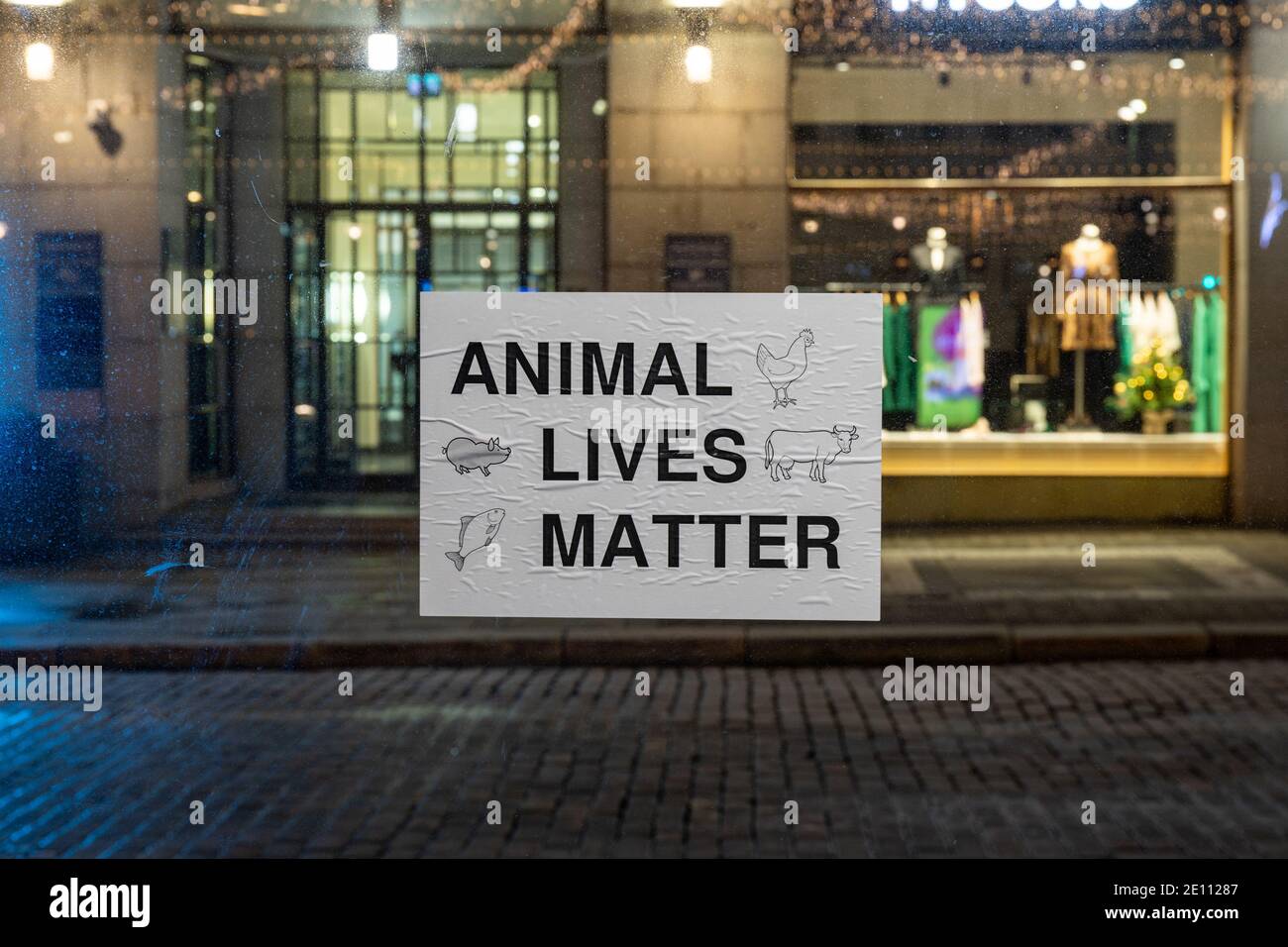Tierleben sind wichtig. Aufkleber auf einer Straßenbahnhaltestelle Glas. Helsinki, Finnland. Stockfoto