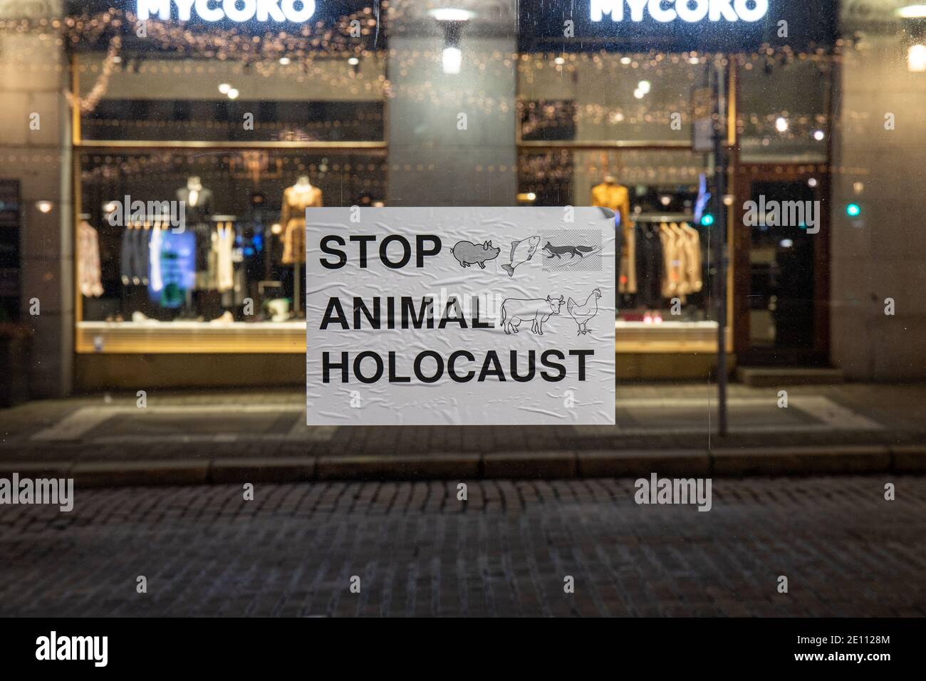 Stoppen Sie den Holocaust an Tieren. Aufkleber der Tierbefreiungsbewegung auf einer Straßenbahnhaltescheibe in Helsinki, Finnland Stockfoto