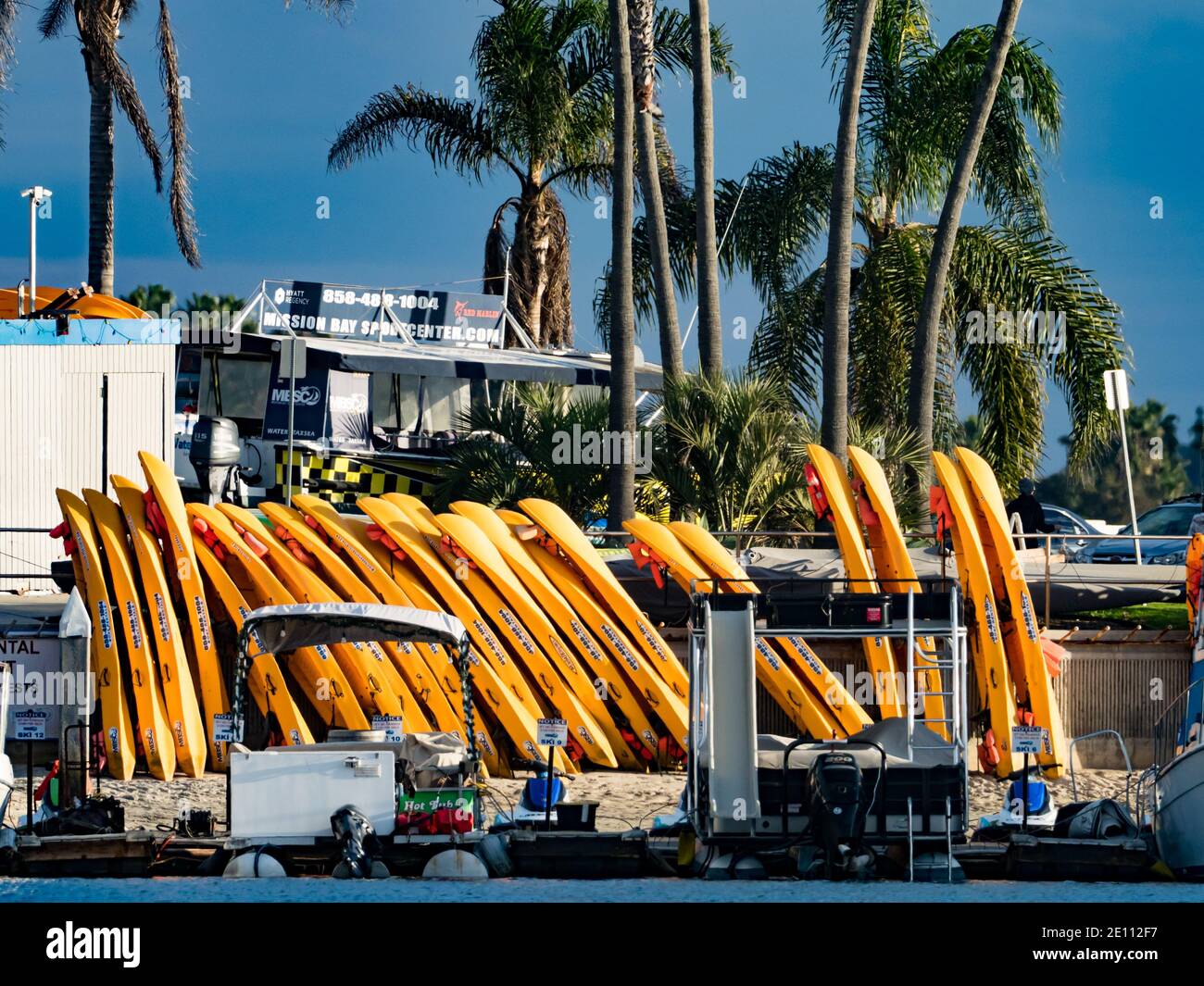 Kajaks zu vermieten im Mission Bay Sportzentrum, Mission Beach, San Diego, Kalifornien Stockfoto