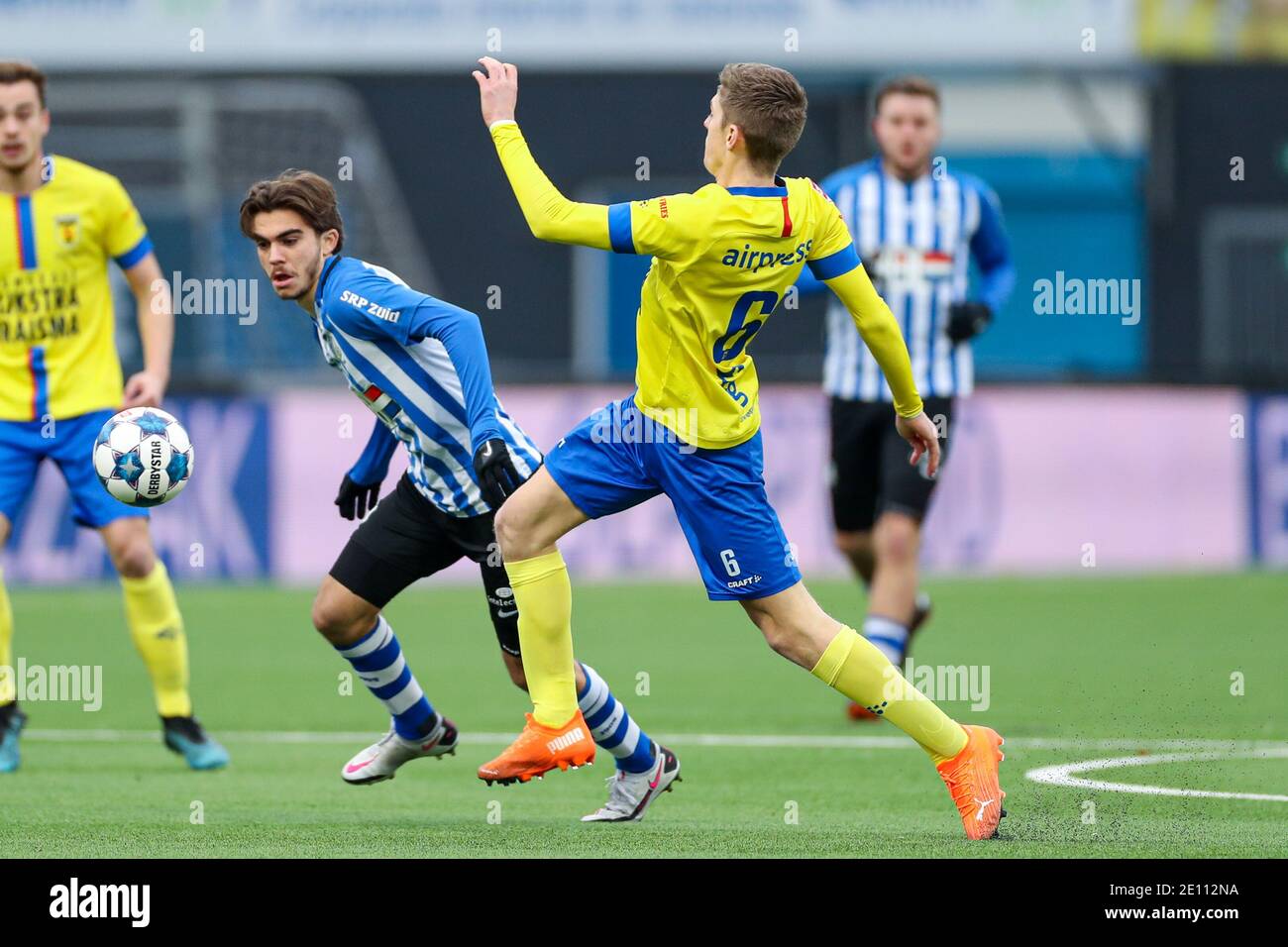 EINDHOVEN, NIEDERLANDE - 3. JANUAR: Iker Pozo vom FC Eindhoven, Mees Hedenmacher vom SC Cambuur während des niederländischen Keukenkampioendivisie-Spiels zwischen FC Stockfoto