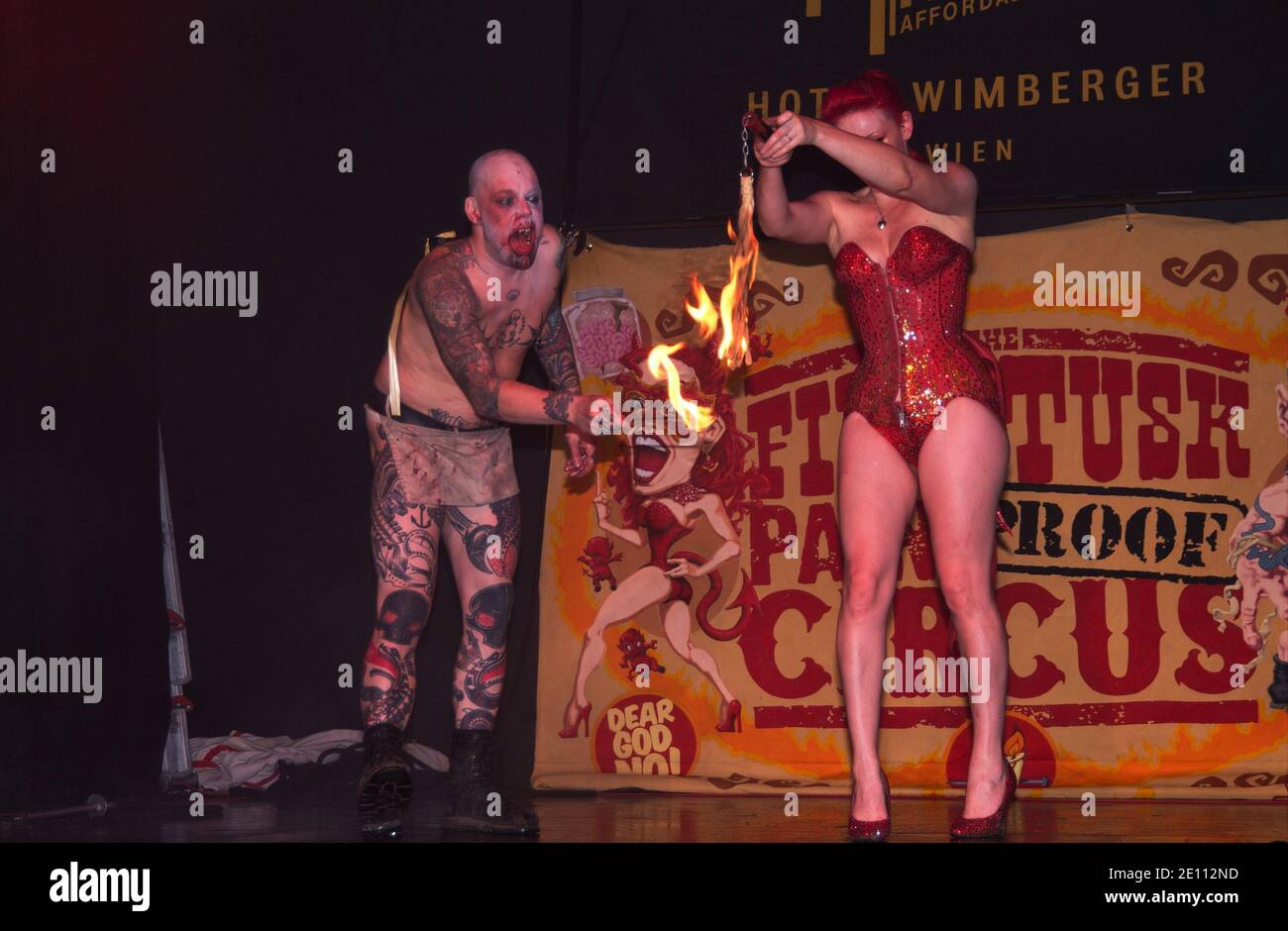 Wien, Österreich. November 2007. Tattoo Convention in Wien. Die Straßenmusiker zeigen ihre Freak Show. Stockfoto