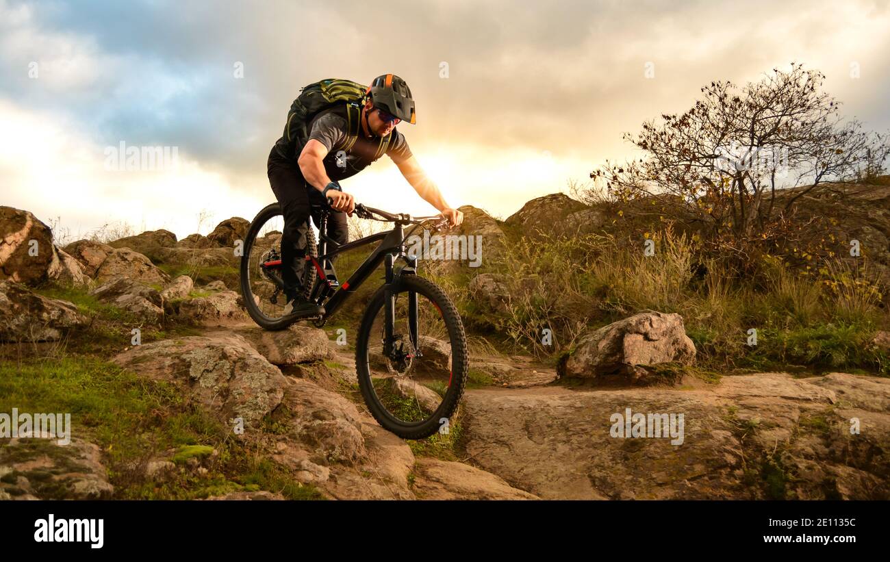 Professionelle Radfahrrad auf dem Herbst Rocky Trail bei Sonnenuntergang. Extreme Sport und Enduro Biking Konzept. Stockfoto