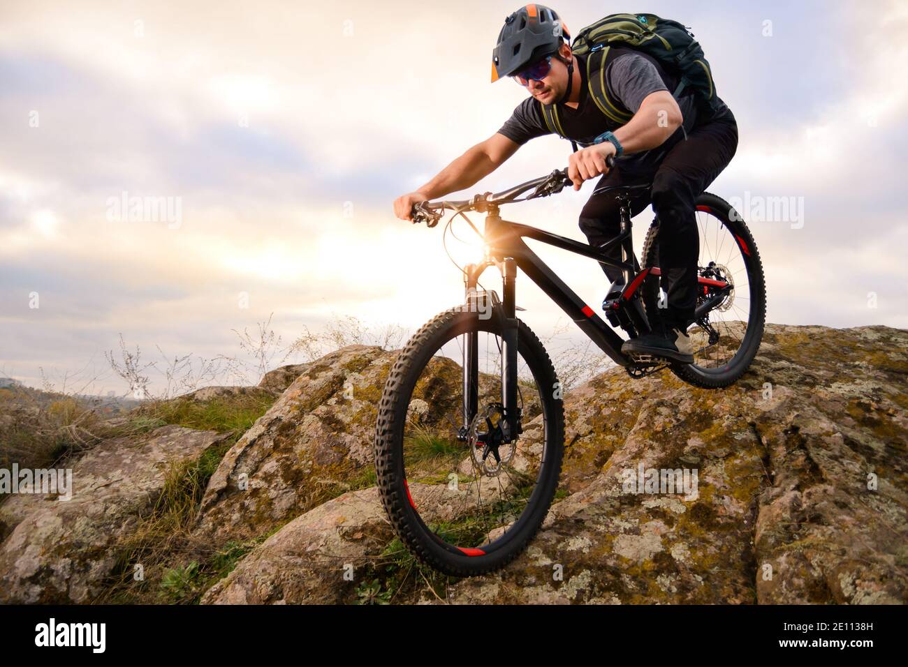 Professionelle Radfahrrad auf dem Herbst Rocky Trail bei Sonnenuntergang. Extreme Sport und Enduro Biking Konzept. Stockfoto