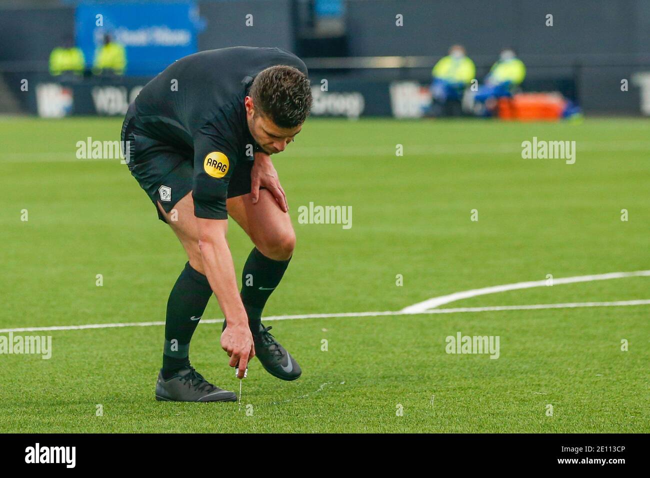 EINDHOVEN, NIEDERLANDE - 3. JANUAR: Schiedsrichter Erwin Blank beim niederländischen Keukenkampioendivisie-Spiel zwischen FC Eindhoven und Cambuur bei Jan Louwers S. Stockfoto