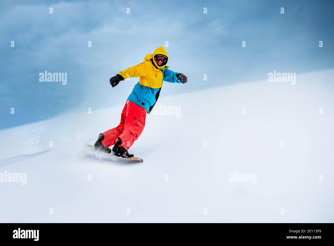 Snowboarder Reiten Snowboard in den Bergen. Snowboarden und Wintersport Stockfoto
