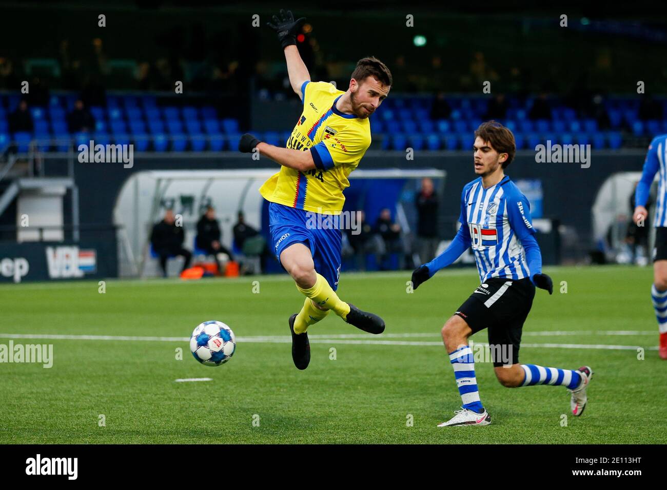 EINDHOVEN, NIEDERLANDE - 3. JANUAR: Michael Breij vom SC Cambuur, Iker Pozo vom FC Eindhoven während des niederländischen Keukenkampioendivisie-Spiels zwischen FC ein Stockfoto
