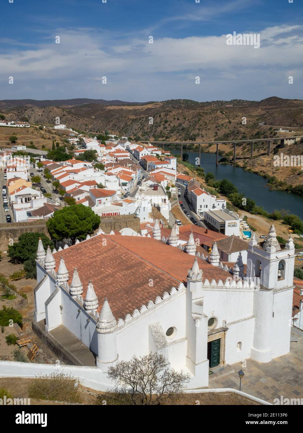 Allgemeine Ansicht von Mertola vom Schloss, mit Mutter Kirche und Guadiana Fluss Stockfoto
