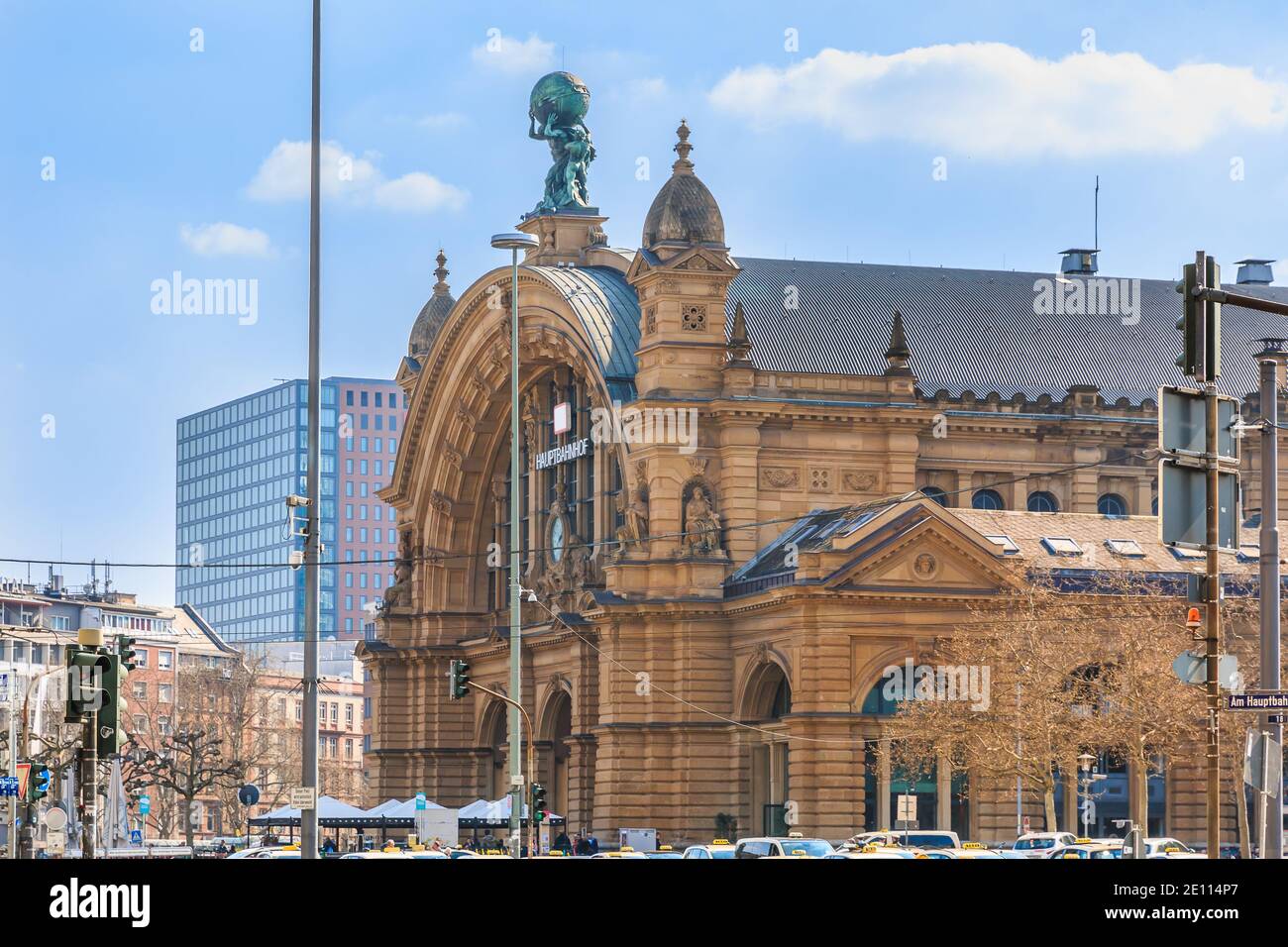 Gebäude vom Hauptbahnhof in Frankfurt. Historisches Gebäude im Frühling mit blauem Himmel und Wolken. Gebäude in der Innenstadt. Blick auf die Stadt mit Lampen Stockfoto