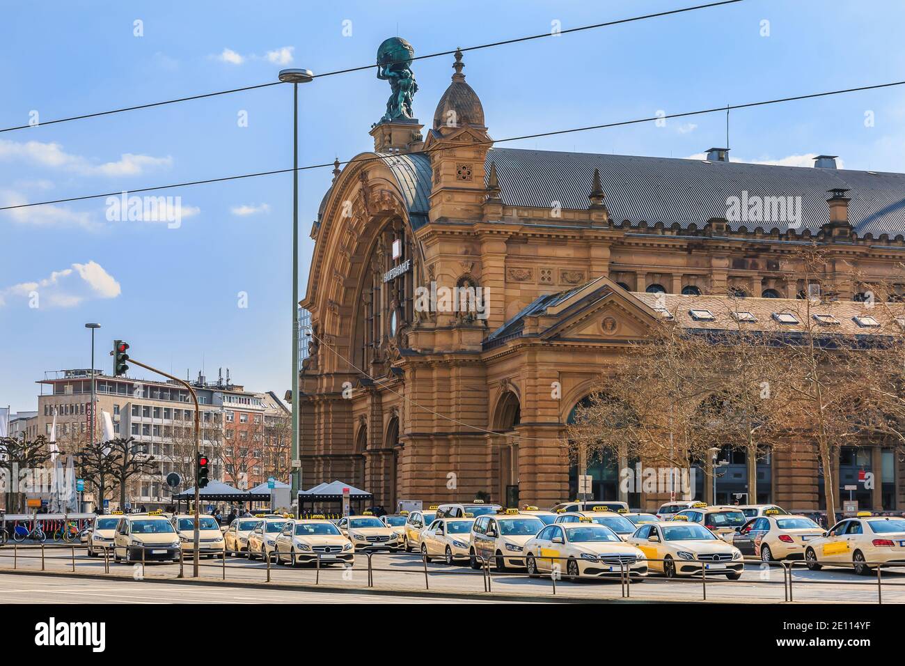 Historisches Gebäude vom Hauptbahnhof in Frankfurt. Straße mit Ampeln und Autos mit Blick auf den Vorplatz. Mehrere Taxis warten auf Stockfoto